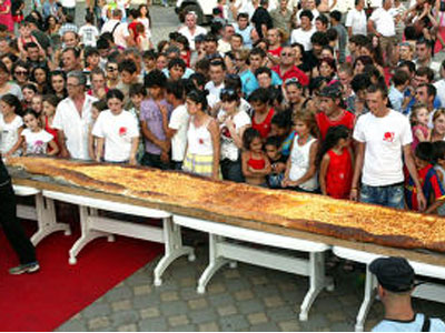 Гигантский 8-метровый аджарский хачапури съели за полторы минуты