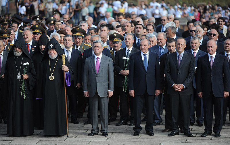 Հարգանքի տուրք է մատուցվել Արթուր Մկրտչյանի և արցախյան ազատամարտի նահատակների շիրիմներին