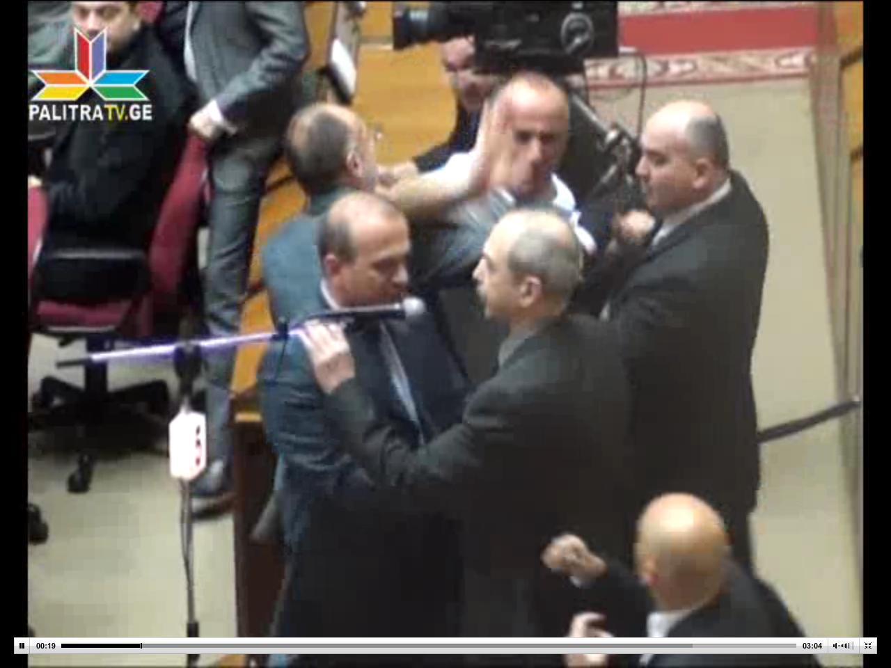 Վրացի պատգամավորներն իրար են ծեծել(տեսանյութ)