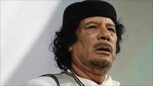 Каддафи называет маскарадом смену власти в Ливии