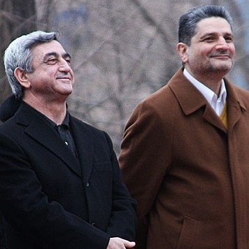 Власти между футбольным мячом и куриным яйцом