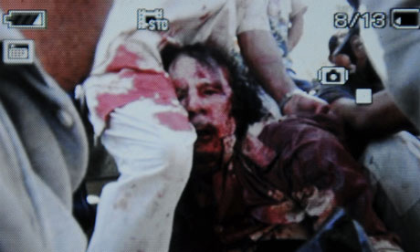 В интернете появилась фотография окровавленного Каддафи  