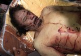 Окровавленное тело Каддафи выставили на всеобщее обозрение