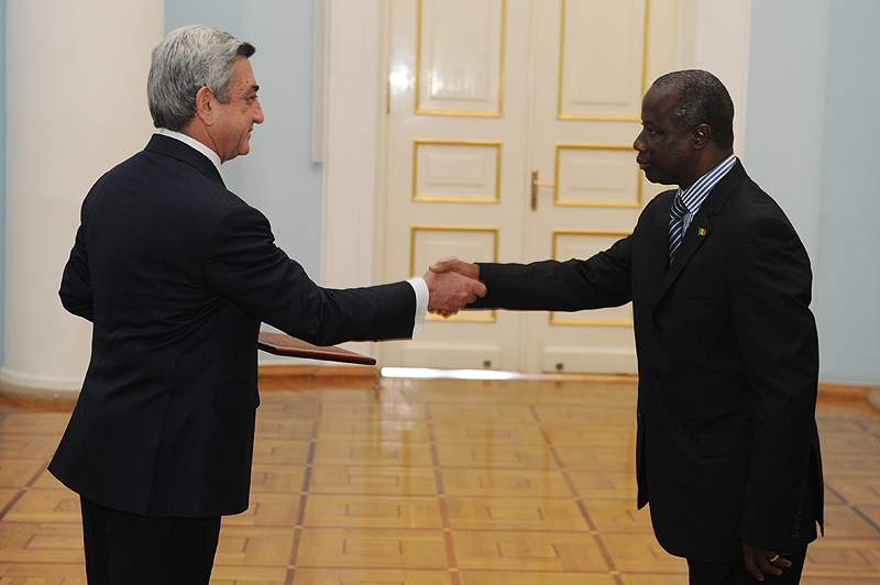 Տեսնես Սենեգալի դեսպանը Սերժ Սարգսյանի համար «դաբրո» բերե՞լ էր