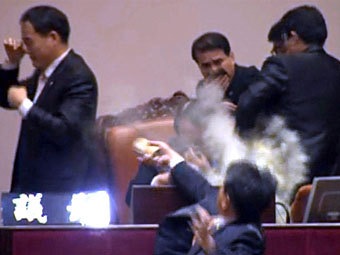 В парламенте Южной Кореи распылили слезоточивый газ