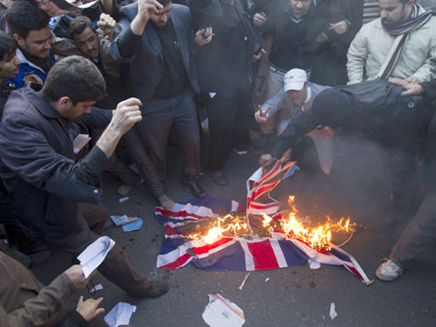 В Тегеране разгромлено посольство Великобритании: МИД Ирана назвал эти действия 