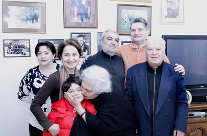 Время льстить Вазгену и пиариться за его счет