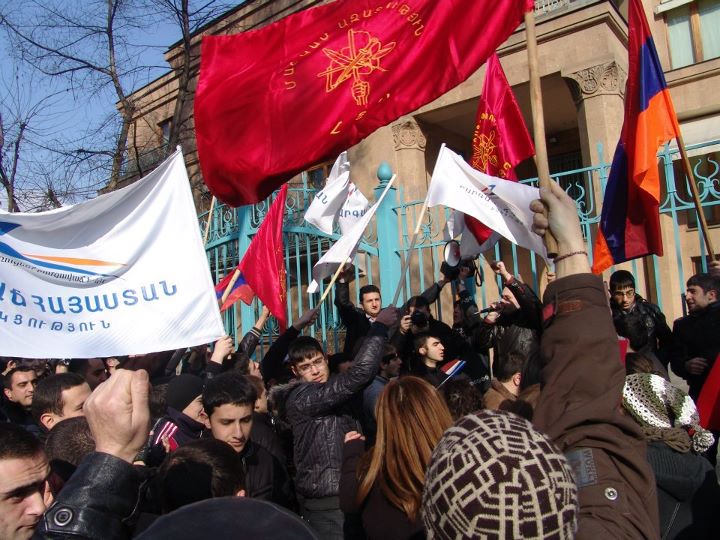 ՀՀ–ում Ֆրանսիայի դեսպանատան մոտ ՀՅԴ և ԲՀԿ երիտասարդները հավաք են անցկացրել
