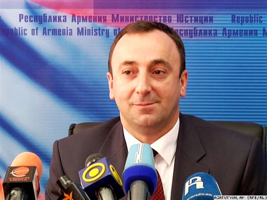 Министр юстиции хочет дать «стимул» своим работникам и поженить их  