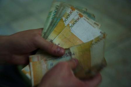 Обмен валюты вне специализированных пунктов в Иране признан контрабандой