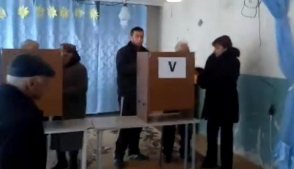 На избирательном участке 25/03 в одной кабинке одновременно голосовали три человека