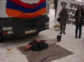 Մաշտոցի պուրակում ակտիվիստները, պառկելով բետոնախառնիչ մեքենայի տակ, թույլ չեն տալիս շարունակել շինարարությունը