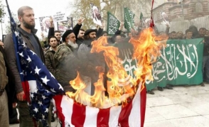 В Турции сожгли флаг США