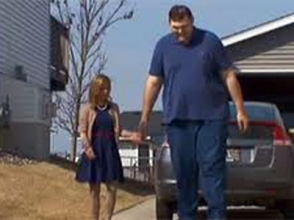 Самый высокий человек в США собрал более 30 тыс долларов на новые ботинки