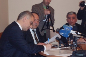 Լևոն Զուրաբյանն ու Արմեն Ռուստամյանը ստորագրեցին, Գալուստ Սահակյանը ձեռնպահ մնաց