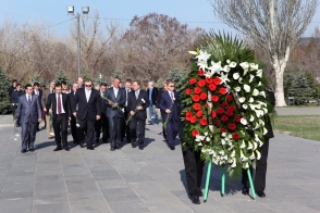 Մոսկովյան պատվիրակության անդամները հարգել են ցեղացպանության զոհերի հիշատակը