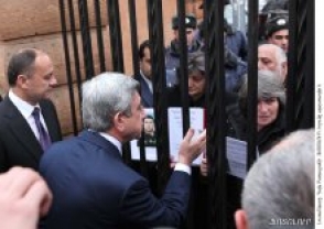 По обе стороны баррикад