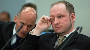 В Брейвика швырнули ботинком в зале суда