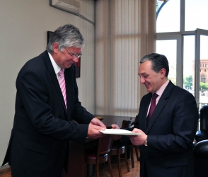 Հունգարիայի նորանշանակ դեսպանն իր հավատարմագրերի պատճենը հանձնեց ՀՀ ԱԳ նախարարի տեղակալին