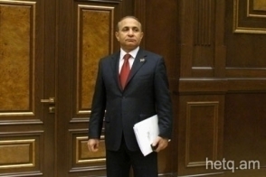 Овик Абрамян вернул в аппарат парламента еще четырех работников