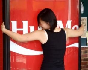 «Coca-Cola» установила в Сингапуре «любвеобильный» автомат