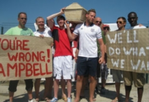 В Донецке английские фанаты «похоронили» расизм