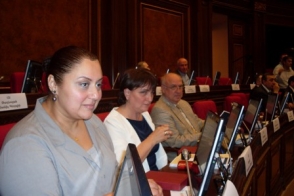 Шушан Петросян не знала, за что голосует: спикер повторил вопрос специально для нее