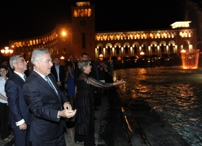 Президент Армении и Австрии совершили прогулку по площади Республики