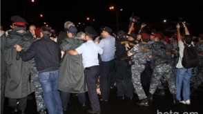 Столкновения между участниками акции протеста около «Арснакара» и полицией (видео)
