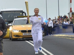 Первой леди Эстонии пришлось бежать с олимпийским факелом за двоих