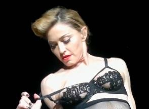 Мадонну освистали на концерте в Париже (видео)