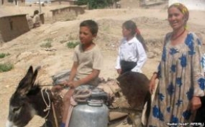 Из-за визита президента жителям юга Таджикистана запретили возить воду на ишаках