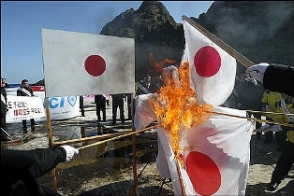 На Тайване сожгли японский флаг