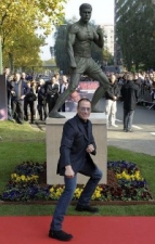 В Брюсселе поставили памятник Ван Дамму (фото)