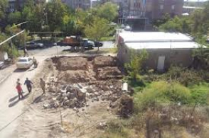 Արզումանյան 4 հասցեի բնակչուհիները բահերով «քանդում են» շինարարության համար առանձնացված տարածքի բլրակները (տեսանյութ)