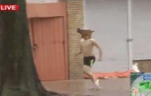 Полуголый американец встречает ураган «Сэнди» в маске коня (видео)