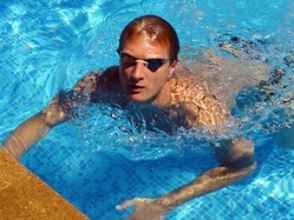 Лучший пловец Латвии скончался в бассейне