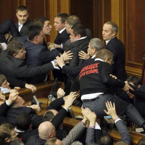 Парламент Украины нового созыва начал работу с драки (видео)