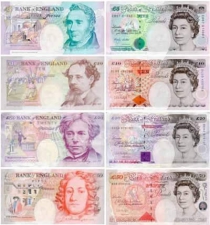 В Великобритании бумажные деньги заменят пластиковые банкноты