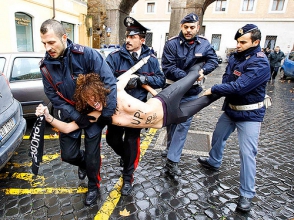 «Ֆեմեն»–ի ակտիվիստուհիները բացել են կրծքերը Հռոմի պապի առաջ