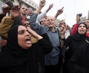 В Каире протестующие подожгли один из входов в президентский дворец