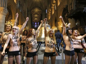 Полуголые активистки «Femen» ворвались в Собор Парижской Богоматери