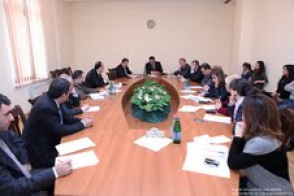 На заседаниях постоянных комиссий НС