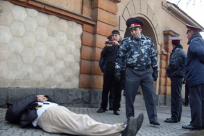 Վարդգես Գասպարին պառկել է նախագահական նստվայրի մուտքի առջև