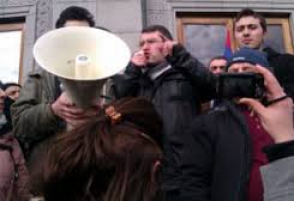 Արմեն Մարտիրոսյանի արձագանքով ոստիկանները հեռացրել են ակտիվիստներին