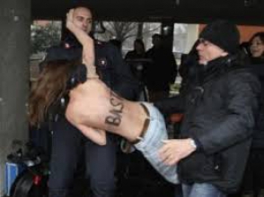 Активистки «FEMEN» разделись перед Берлускони