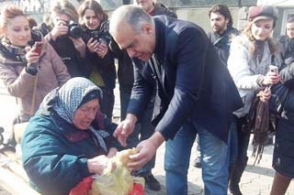 Кого приветствует Раффи Ованнисян?