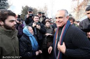 Раффи Ованнисян затушил горящий портрет Сержа Саргсяна