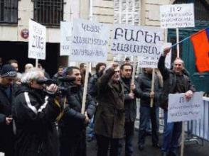 Հայերը ցույց են անցկացրել Փարիզում ՀՀ դեսպանատան առջև` չընդունելով նախագահական ընտրությունների արդյունքները