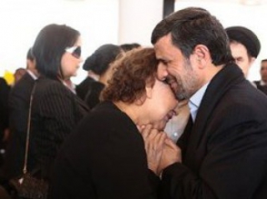 В Иране разгорелся скандал из-за фото объятий Ахмадинеджада с матерью Чавеса